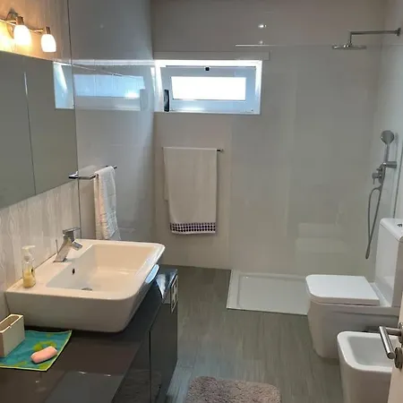 Moradia Alegre No Centro Da Da Tocha. Hébergement de vacances *